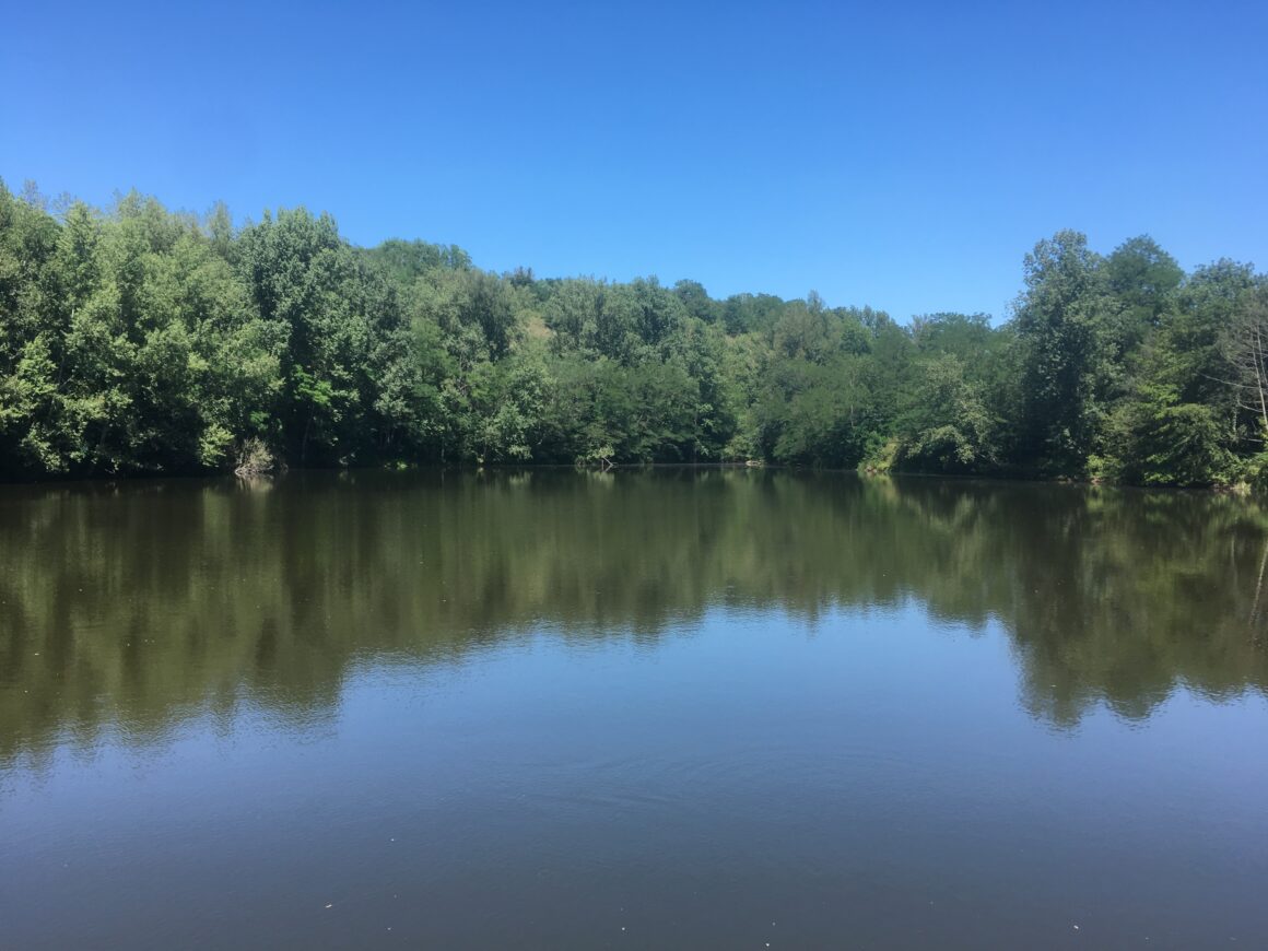 Déversement de truites au plan d’eau des Bignards