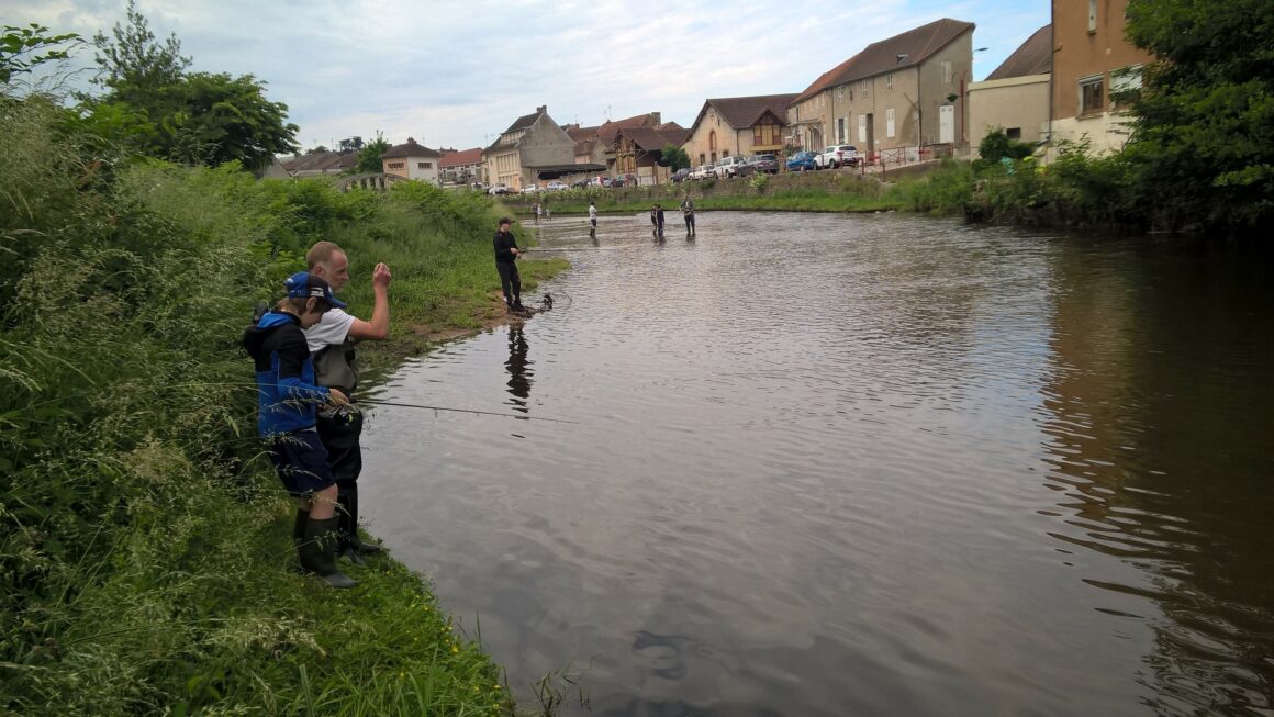 Les jeunes à la découverte de la pêche de la truite sur les bords de la Besbre à LAPALISSE