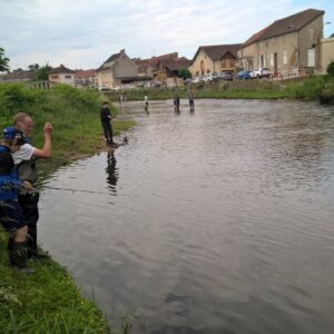 Les jeunes à la découverte de la pêche de la truite sur les bords de la Besbre à LAPALISSE