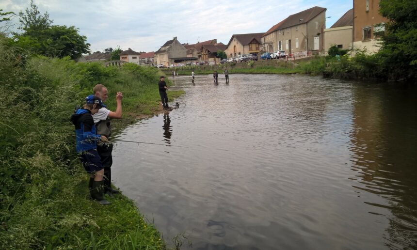 Les jeunes à la découverte de la pêche de la truite sur les bords de la Besbre à LAPALISSE