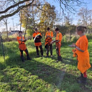 Les jeunes du Lycée Claude Mercier du Mayet de Montagne en préparation du chantier de nettoyage des bords de Besbre au camping de Lapalisse Les jeunes du Lycée Claude Mercier du Mayet de Montagne en préparation du chantier de nettoyage des bords de Besbre au camping de Lapalisse