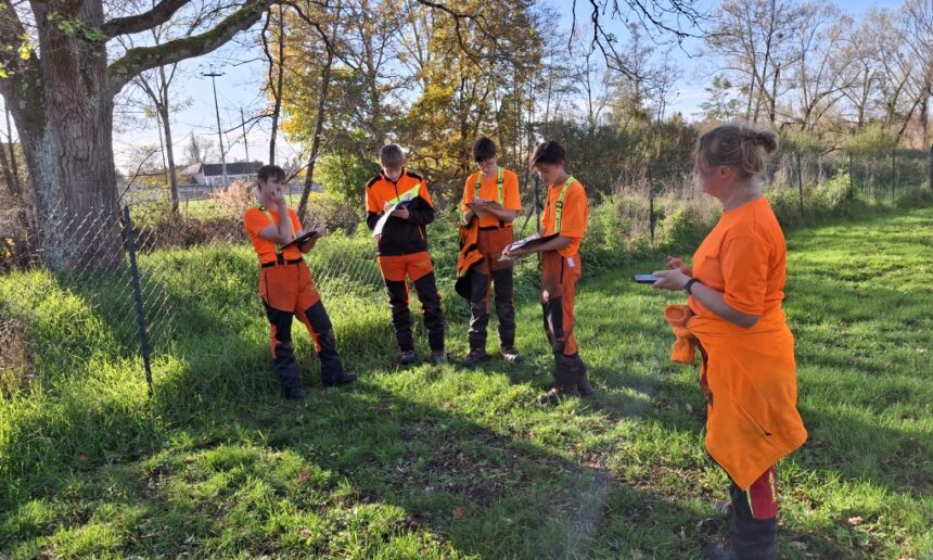 Les jeunes du Lycée Claude Mercier du Mayet de Montagne en préparation du chantier de nettoyage des bords de Besbre au camping de Lapalisse