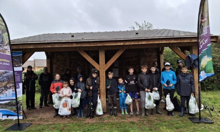 Des jeunes motivés pour le concours de pêche « Carnassier » au bassin Maurice le 25 octobre 2025