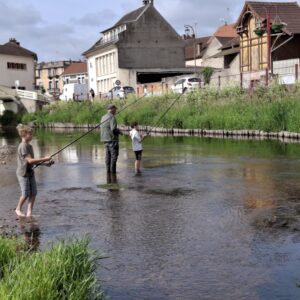 Les enfants découvrent la pêche à la truite sur la Besbre