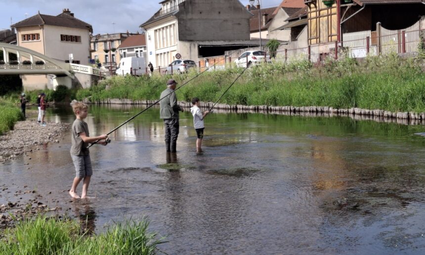 Les enfants découvrent la pêche à la truite sur la Besbre