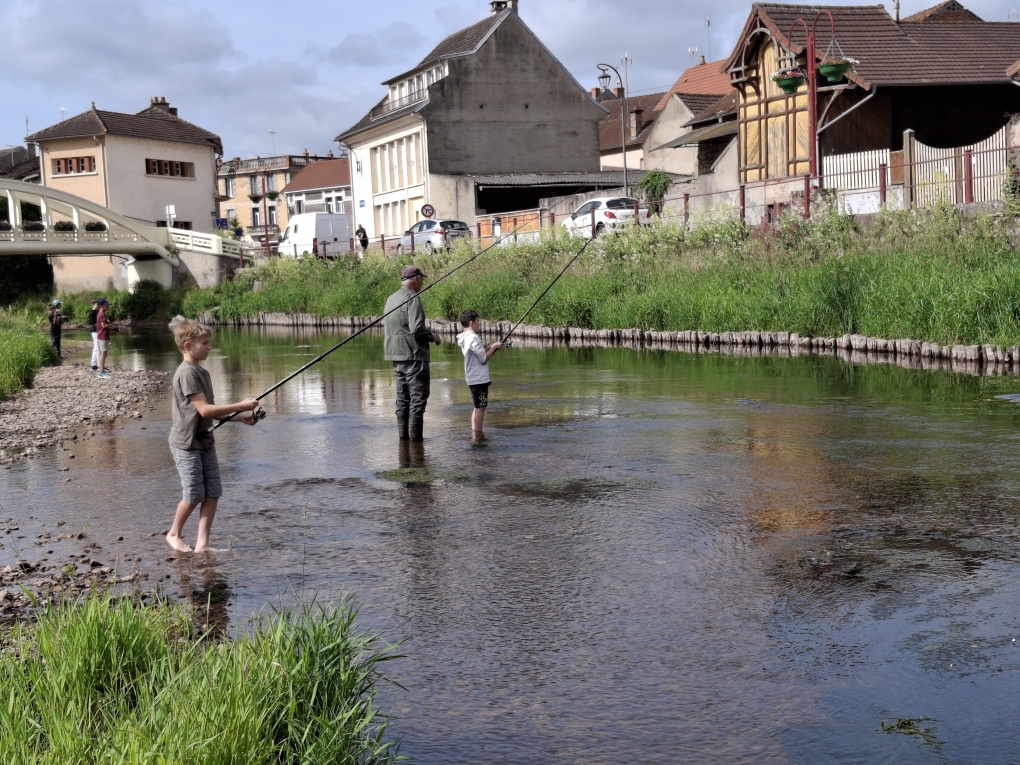 Les enfants découvrent la pêche à la truite sur la Besbre Les enfants découvrent la pêche à la truite sur la Besbre